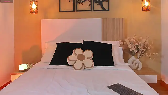 Camila Bustamante online show from 10-10-25, 03:24