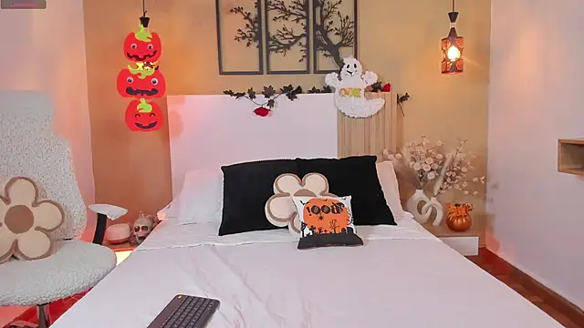 Camila Bustamante online show from 10-30-25, 03:31