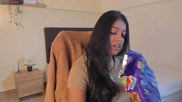 Camila Bustamante online show from 06-06-26, 05:07