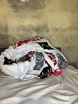 Chloe Leaozinho online show from 04-15-26, 04:33