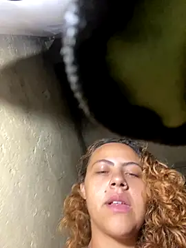 Chloe Leaozinho online show from 11-17-25, 07:40