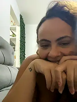Snapshot of Chloe_Leaozinho chatting on 10-13-25, 04:58 Chloe Leaozinho online show from 10-13-25, 04:58