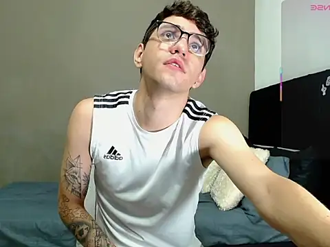 Snapshot of Matteo12_ chatting on 05-17-26, 02:55 Matteo12 online show from 05-17-26, 02:55
