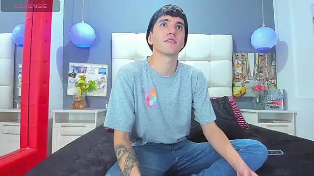 Matteo12  online show from 10-28-25, 02:56