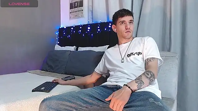 Matteo12  online show from 11-20-25, 04:46