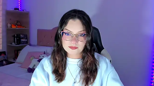 Snapshot of OphelianaRose33 chatting on 06-03-26, 10:47 OphelianaRose33 online show from 06-03-26, 10:47