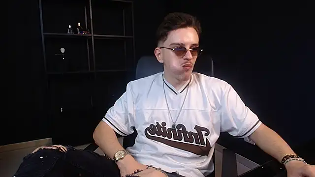 Snapshot of FelixStarkk chatting on 06-20-26, 04:28 FelixStarkk online show from 06-20-26, 04:28