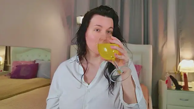 love me  tonight  online show from 10-25-25, 09:59