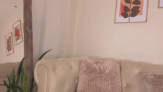 Snapshot of Emilly_Beaumont chatting on 05-10-26, 11:25 Emilly Beaumont online show from 05-10-26, 11:25