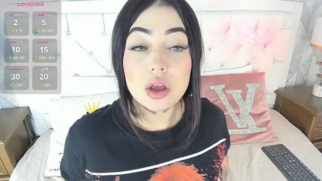 Snapshot of MeganStar__ chatting on 10-11-25, 11:55 MeganStar online show from 10-11-25, 11:55