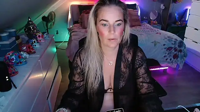 Snapshot of Mrs-Aurora chatting on 05-11-26, 12:50 Mrs-Aurora online show from 05-11-26, 12:50
