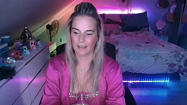 Snapshot of Mrs-Aurora chatting on 05-16-26, 07:02 Mrs-Aurora online show from 05-16-26, 07:02