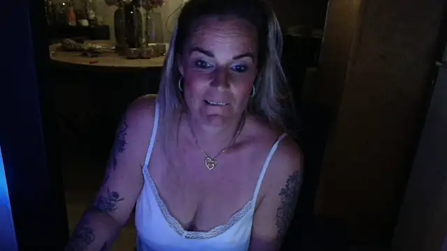 Snapshot of Mrs-Aurora chatting on 04-29-26, 01:10 Mrs-Aurora online show from 04-29-26, 01:10