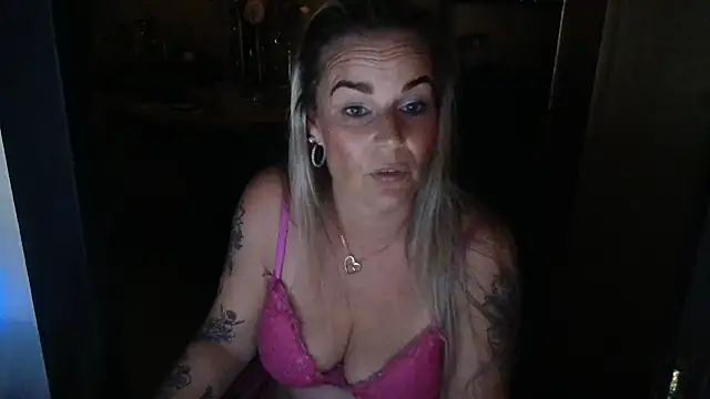 Snapshot of Mrs-Aurora chatting on 05-09-26, 12:03 Mrs-Aurora online show from 05-09-26, 12:03