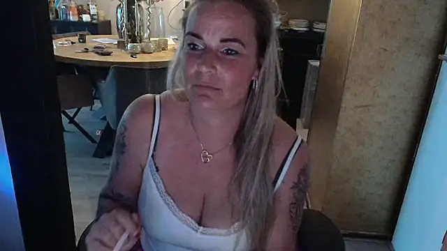 Snapshot of Mrs-Aurora chatting on 04-27-26, 04:54 Mrs-Aurora online show from 04-27-26, 04:54