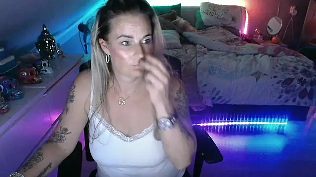 Snapshot of Mrs-Aurora chatting on 05-06-26, 12:14 Mrs-Aurora online show from 05-06-26, 12:14