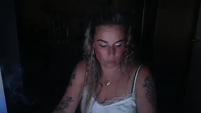 Snapshot of Mrs-Aurora chatting on 05-09-26, 09:40 Mrs-Aurora online show from 05-09-26, 09:40