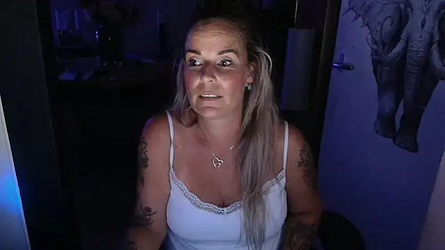 Snapshot of Mrs-Aurora chatting on 07-05-26, 10:27 Mrs-Aurora online show from 07-05-26, 10:27