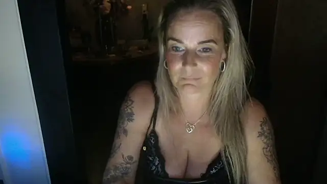 Snapshot of Mrs-Aurora chatting on 05-24-26, 12:43 Mrs-Aurora online show from 05-24-26, 12:43