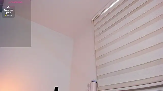 Snapshot of arianna_000 chatting on 04-22-26, 12:23 arianna 000 online show from 04-22-26, 12:23