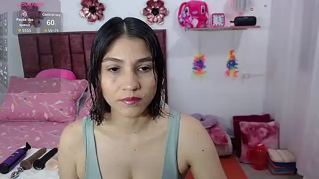 Snapshot of Lunna_desire chatting on 10-20-25, 04:40 Lunna desire online show from 10-20-25, 04:40