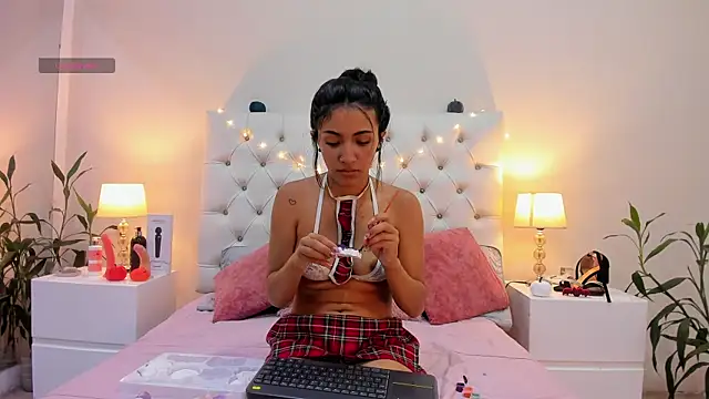 Snapshot of Perla_Giraldo chatting on 10-16-25, 04:10 Perla Giraldo online show from 10-16-25, 04:10