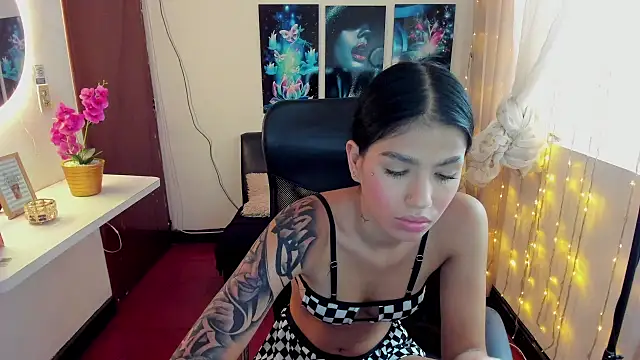 Snapshot of valeria-duarte chatting on 10-20-25, 09:37 valeria-duarte online show from 10-20-25, 09:37