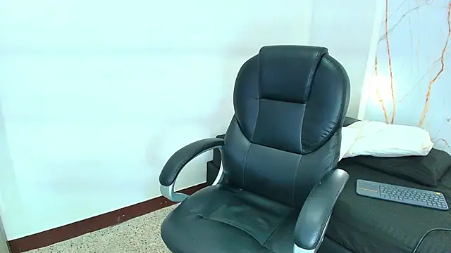 Snapshot of Karla_hilton1 chatting on 02-12-26, 11:43 Karla hilton1 online show from 02-12-26, 11:43