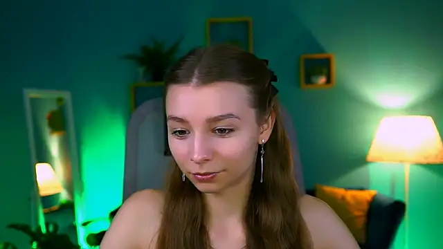 Snapshot of JulieDaniel chatting on 10-21-25, 04:23 JulieDaniel online show from 10-21-25, 04:23