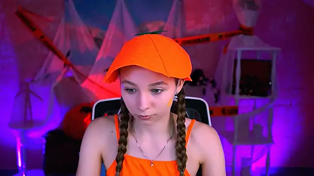 Snapshot of JulieDaniel chatting on 10-31-25, 04:31 JulieDaniel online show from 10-31-25, 04:31