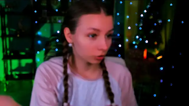 Snapshot of JulieDaniel chatting on 12-17-25, 09:47 JulieDaniel online show from 12-17-25, 09:47