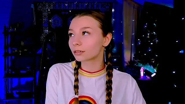 Snapshot of JulieDaniel chatting on 01-14-26, 08:29 JulieDaniel online show from 01-14-26, 08:29