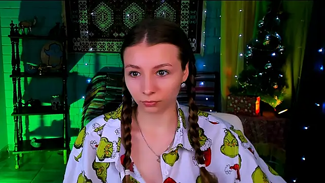 Snapshot of JulieDaniel chatting on 12-18-25, 04:17 JulieDaniel online show from 12-18-25, 04:17