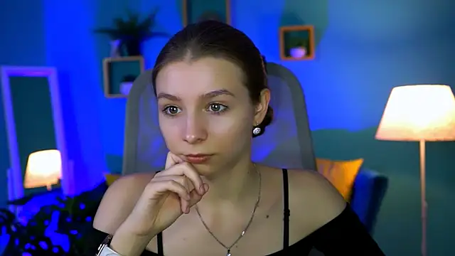 Snapshot of JulieDaniel chatting on 10-24-25, 04:22 JulieDaniel online show from 10-24-25, 04:22