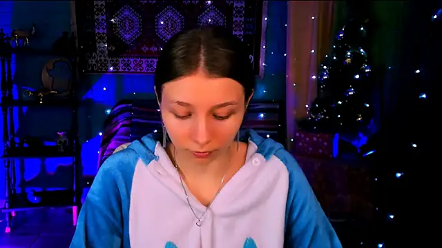 Snapshot of JulieDaniel chatting on 12-22-25, 08:25 JulieDaniel online show from 12-22-25, 08:25