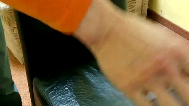 Snapshot of k74robert chatting on 04-10-26, 01:40 k74robert online show from 04-10-26, 01:40