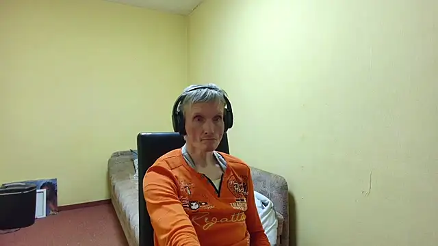 Snapshot of k74robert chatting on 02-15-26, 12:55 k74robert online show from 02-15-26, 12:55