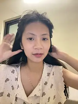 Snapshot of Lil-Gi chatting on 10-02-25, 04:10 Lil-Gi online show from 10-02-25, 04:10