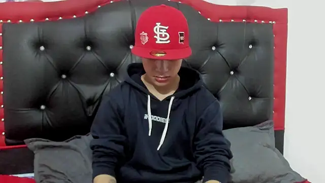 Thiago Divine  online show from 10-17-25, 10:55