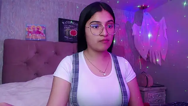 Snapshot of laurenelove chatting on 10-27-25, 03:29 laurenelove online show from 10-27-25, 03:29