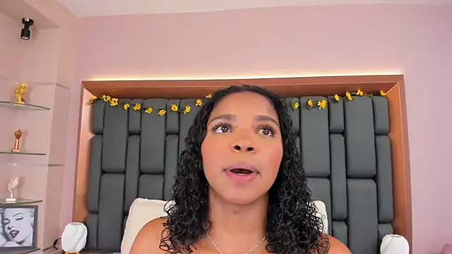 LisaMendez online show from 11-20-25, 03:51