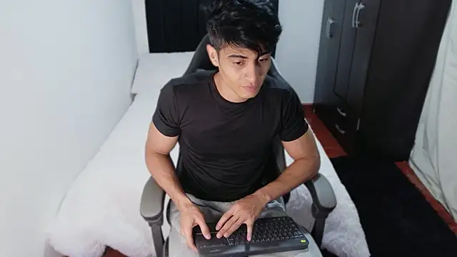 stylish men online show from 10-15-25, 11:24