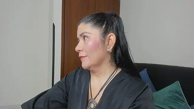 Snapshot of kiraGeiner chatting on 06-08-26, 01:28 kiraGeiner online show from 06-08-26, 01:28