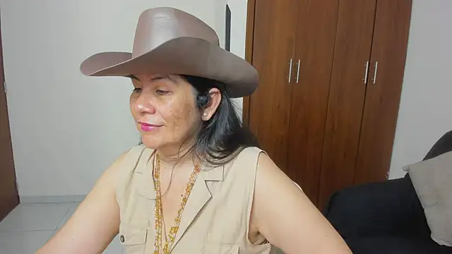 Snapshot of kiraGeiner chatting on 05-21-26, 01:14 kiraGeiner online show from 05-21-26, 01:14