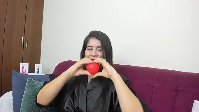 kiraGeiner online show from 12-18-25, 03:11