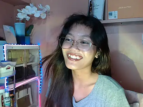 Snapshot of skinny_gracie chatting on 10-19-25, 03:37 skinny gracie online show from 10-19-25, 03:37