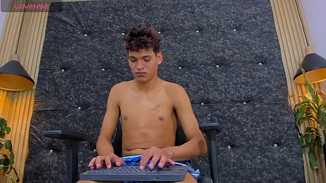 Snapshot of Stronger_sexy chatting on 09-26-25, 08:05 Stronger sexy online show from 09-26-25, 08:05