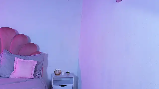 MiaColucci18 online show from 01-05-26, 05:27