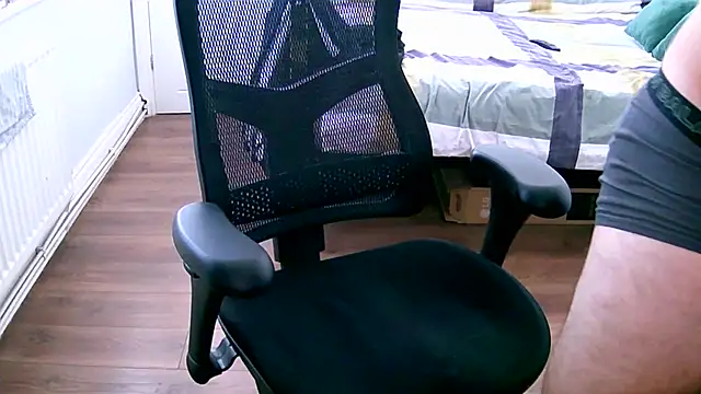 Snapshot of Serpent2463 chatting on 02-14-26, 11:32 Serpent2463 online show from 02-14-26, 11:32