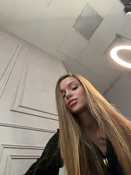 Snapshot of MarilynNova chatting on 02-13-26, 04:23 MarilynNova online show from 02-13-26, 04:23